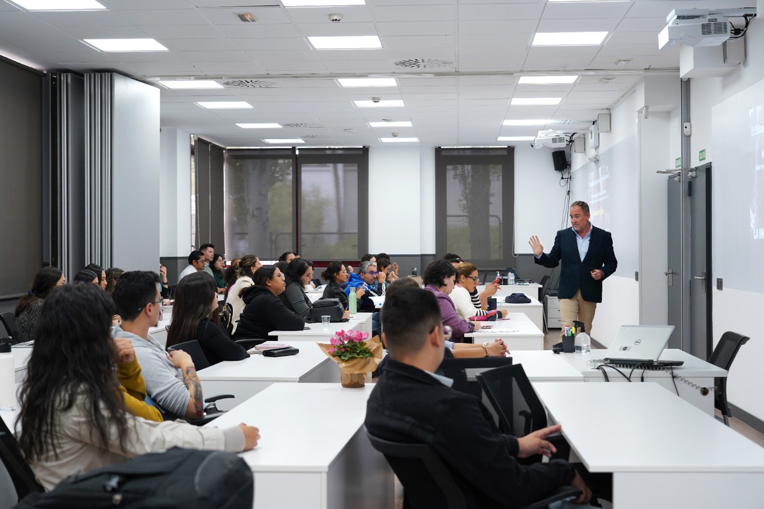 Miguel Ángel Sánchez de Valenzuela impartiendo una clase